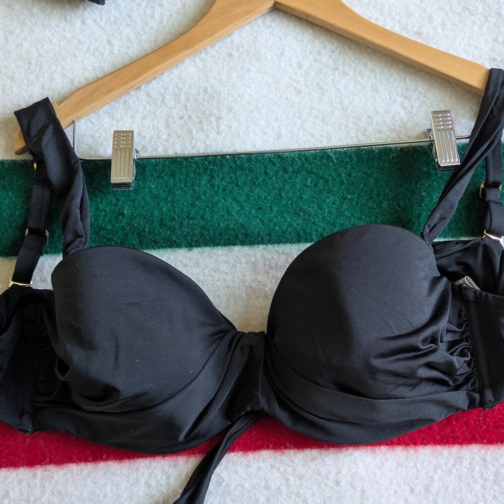 A. Che convertible strapless black swim top bra